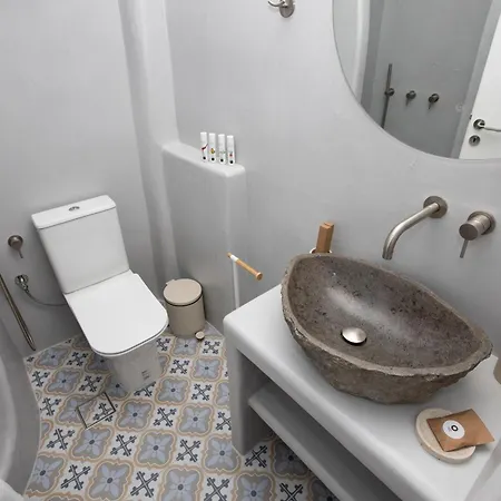 Stonehill Apartment *